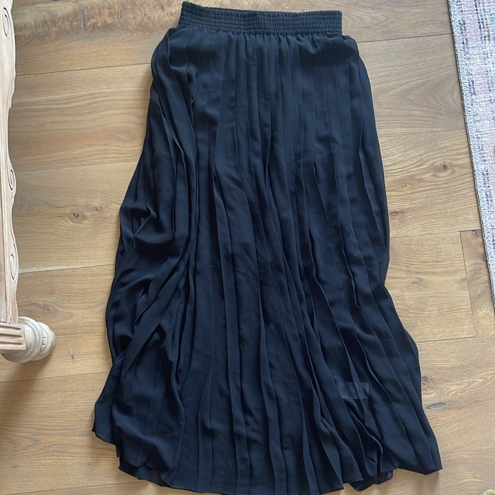Banana Republic black pleated skirt. Xs